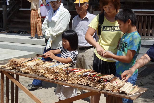 使い古しのはしを持参する市民