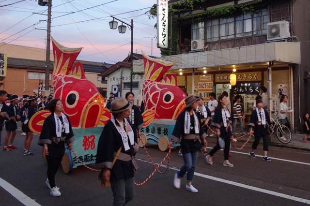 凧と凧ばやし踊りパレード