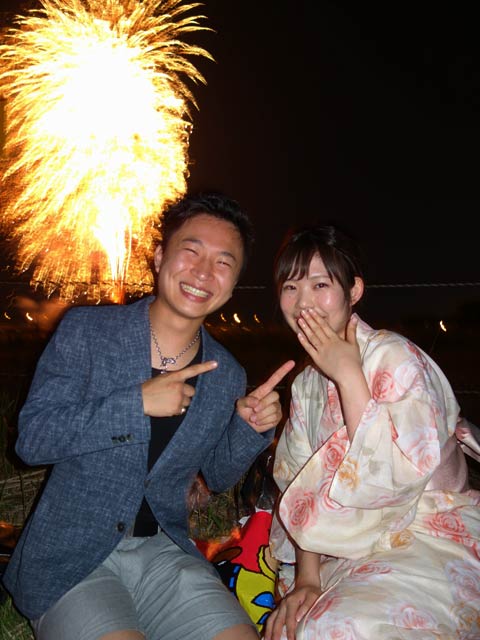 愛のメッセージを込めた花火の打ち上げとともにプロポーズした燕市の小田島庸介さんとプロポーズにOKした小倉咲子さん