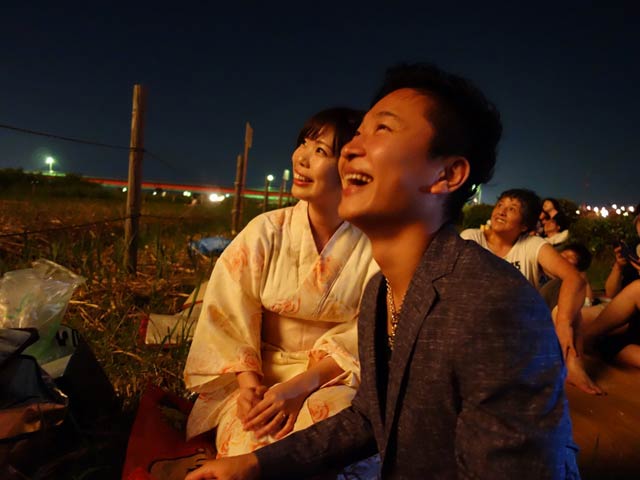 花火を見物するふたり