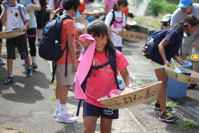  最初の休憩ポイントの旧荒沢小で