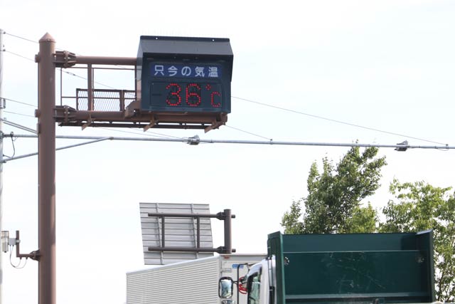  三条大橋の三条市上須頃側たもとに設置されている気温表示パネルは36度を表示