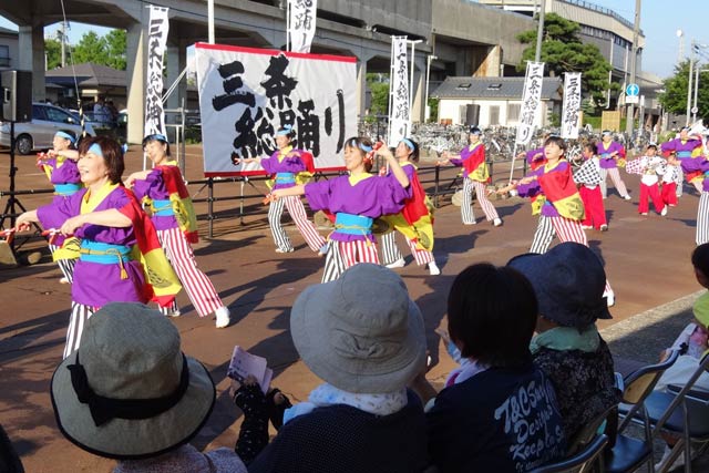 ステージえんがわ前で行われた三条総踊り