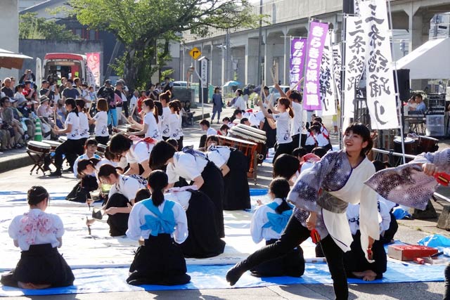  きらきら保育園の保育士の和太鼓演奏、よさこいソーランの踊り、書道パフォーマンスがコラボレーション