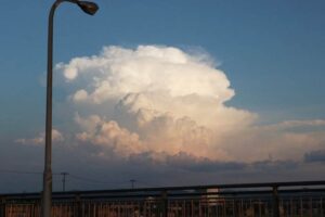 6日夕方、三条市・瑞雲橋から南東の空に入道雲