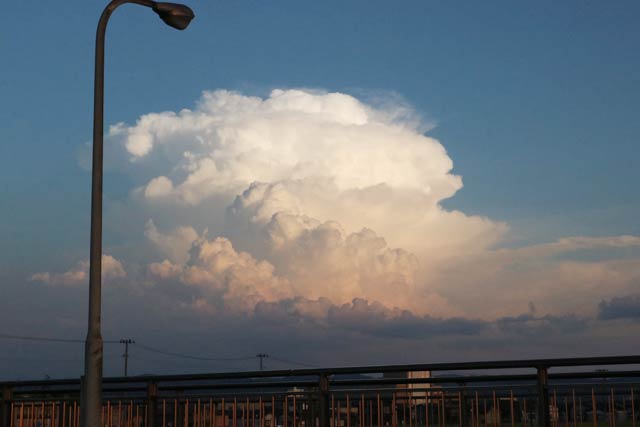  6日夕方、三条市・瑞雲橋から南東の空に入道雲