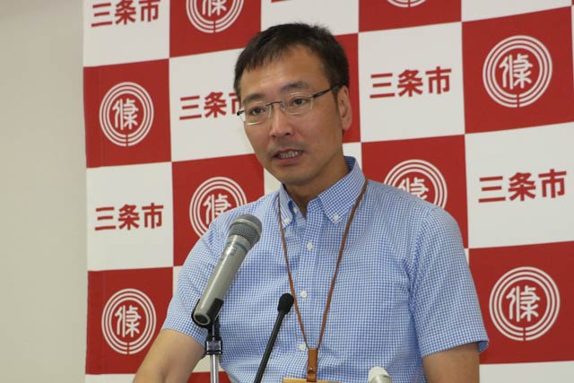  記者会見する国定三条市長