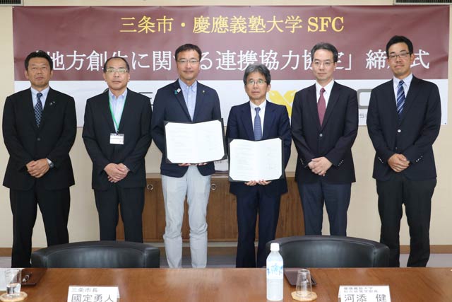 左からNPOソーシャルファームさんじょうの柴山理事長、若山副市長、国定市長、河添学部長、玉村教授、松橋上席所員