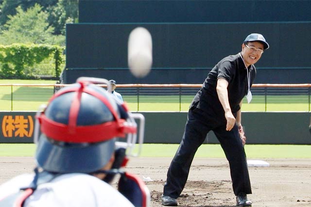  始球式でストライクを決めた高波文雄パール金属社長