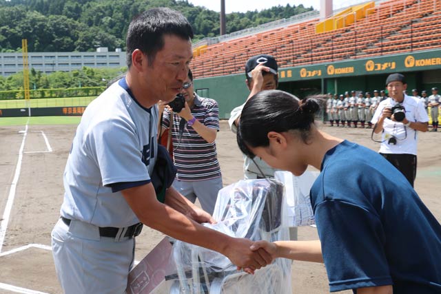  慶応大、中越高の監督に記念品贈呈