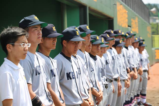  試合前にベンチ前に整列する慶応大