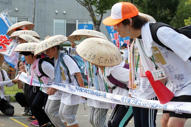 100kmを完歩して弥彦体育館にゴールした子どもたち