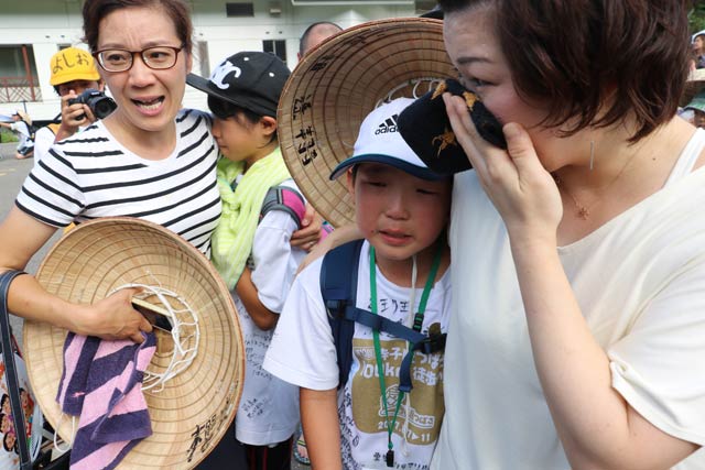親子も涙、涙