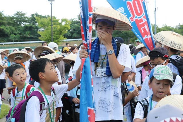 涙が止まらない学生スタッフを子どもが気遣う