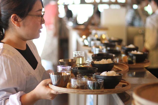 次々とあさイチごはんができあがっても注文に追い付かない