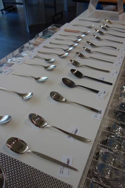  燕製のカレー用スプーン25種類の展示販売