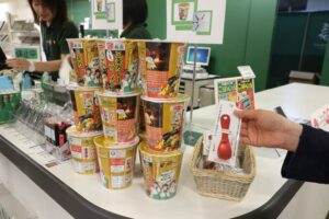 燕三条Wingのお盆フェアで3000円以上の買い物をした人にプレゼントしている「三条カレーラーメン」とアルミアイスクリームスプーン