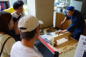 鑿鍛冶の田斉道生さんが自分で作った「やり鉋」で鉋がけを実演