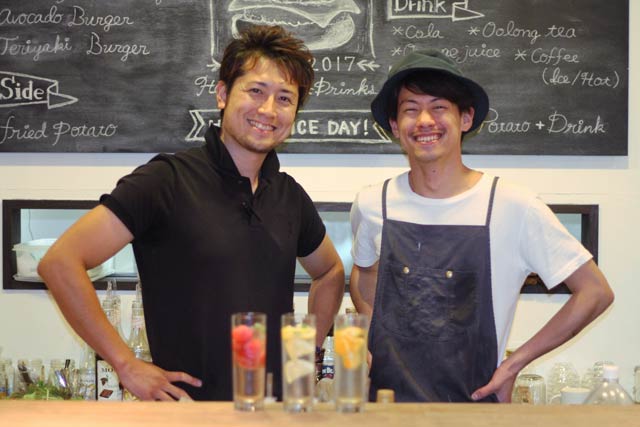  生フルーツサワーのコラボに中心となって取り組んだ左がカネギフルーツの信賀さん、右がTREEの今井さん