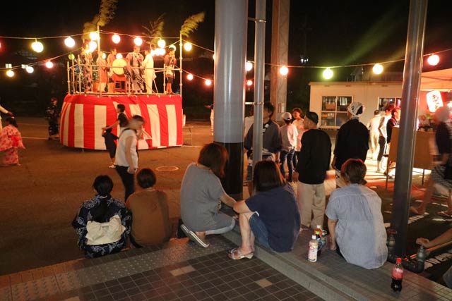 地元の人たちが続々と会場を訪れた