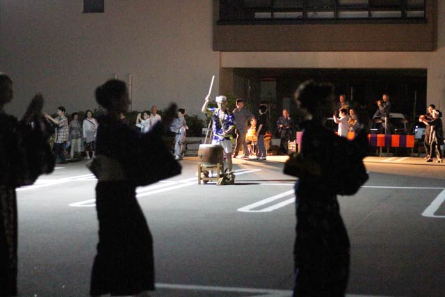 「燕甚句」は太鼓を囲んで