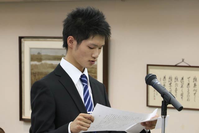  柄沢幹弥さんが成人者宣誓