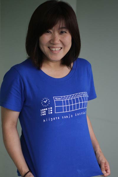  「パール娘」企画で水鉄砲バトルで女性来場者1日先着50人にプレゼントするオリジナルTシャツとチャリティーオークションの司会などを担当するフリーアナウンサーの松井ひろえさん