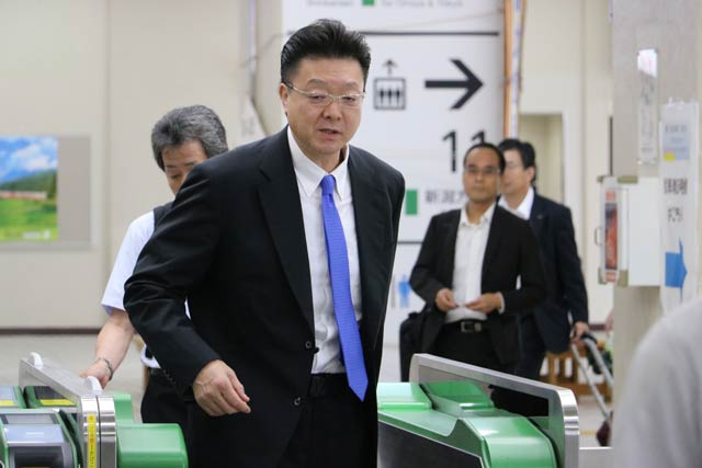 改札を通る伊勢ヶ浜親方