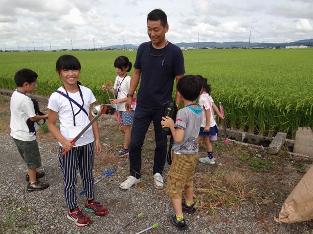  ごみ拾い用トングでごみ拾いも体験