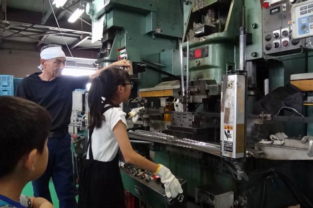  永塚製作所でごみ拾い用トングの製造を体験