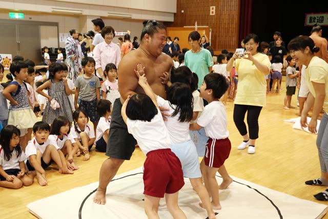 伊勢ヶ浜部屋の力士と三条市内の保育園児の交流イベント
