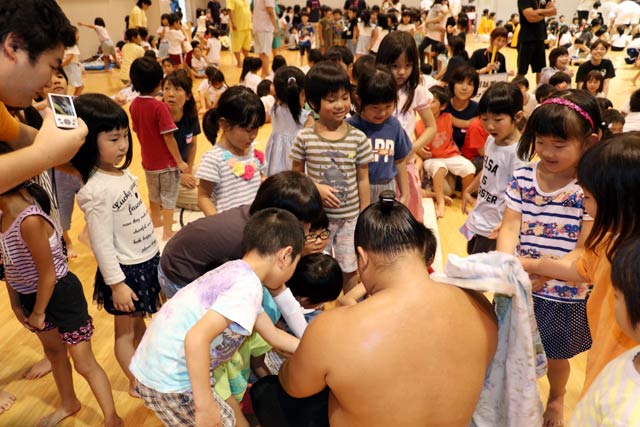  力士はすっかり保育園の人気者に