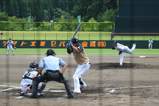  三条パール金属スタジアムで行われているプロ野球ファーム交流試合阪神タイガースー北海道日本ハムファイターズ戦の19日に試合のようす