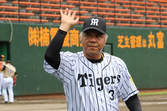  声援に手を振って応える掛布監督