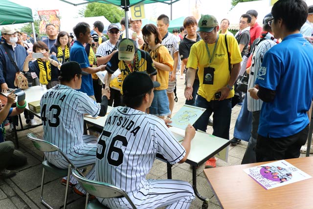  阪神の投手2人によるサイン会