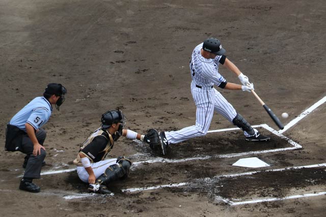  1回表に左翼越え二塁打を放つエリック・キャンベル内野手