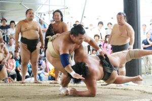 伊勢ヶ浜部屋が公開朝稽古 豪雨にもかかわらず約700人の相撲ファン