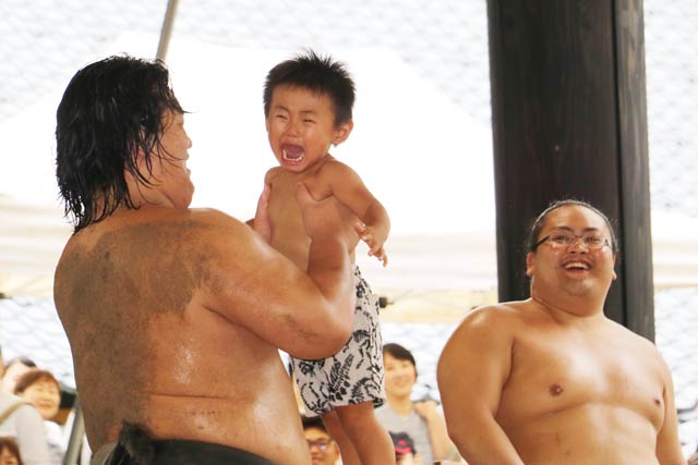 大泣きする子どもも