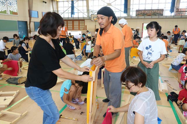 新潟県建築組合連合会が三条ものづくり学校で行った親子体験木工教室