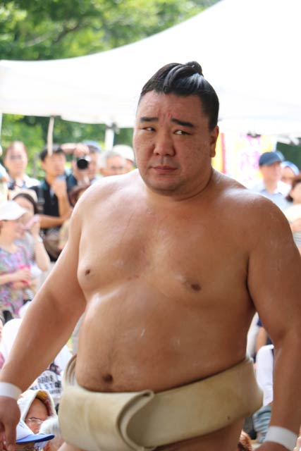  土俵に上がらずに調整する日馬富士
