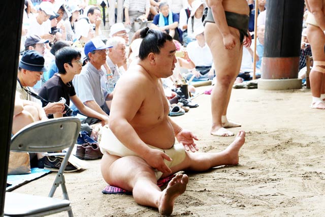 土俵に上がらずに調整する日馬富士