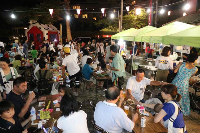 にぎわうお祭り広場