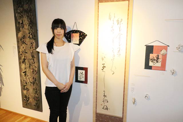  書の下田彩水さん