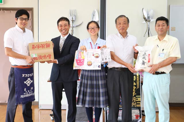  左から越後味噌醸造の木龍康一社長、ココスの坂田龍太郎常務、高校生ボランティアPRチームリーダーの木村紗也さん、さかたやの坂田孝三社長、JA越後中央分水営農センターの佐々木敏春センター長