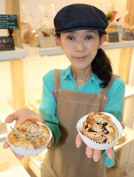  コロネットの川端見江子さんと左が御坊サラダパン、右が大納言スネーク