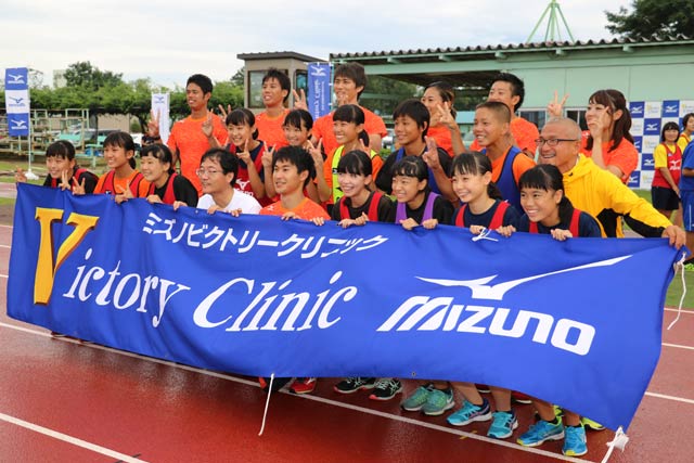ミズノトラッククラブの選手と記念写真