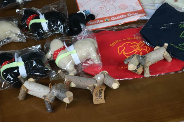  会場で販売する盲導犬グッズ