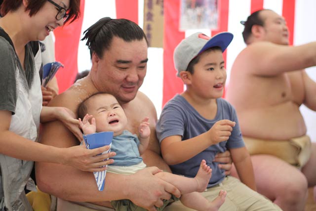 赤ちゃんを抱いて笑顔の横綱日馬富士