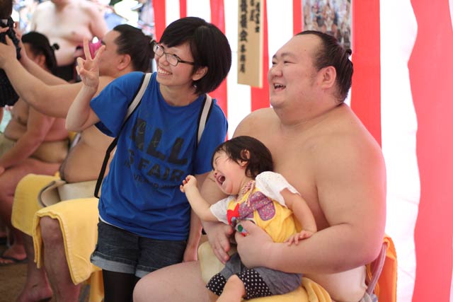 大泣きする子も