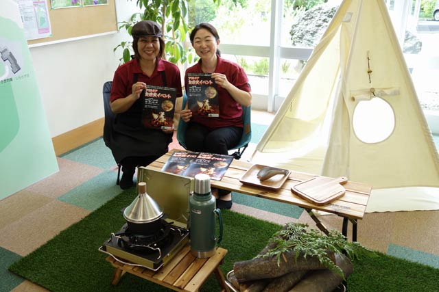  「アウトドア焚き火イベント」への参加を呼びかけるスタッフ